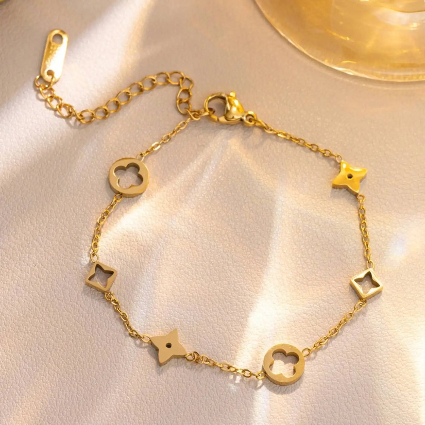 Hollowed-out four-leaf flower necklace and delicate bracelet