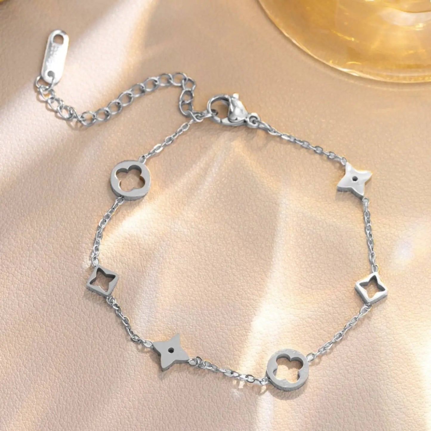 Hollowed-out four-leaf flower necklace and delicate bracelet